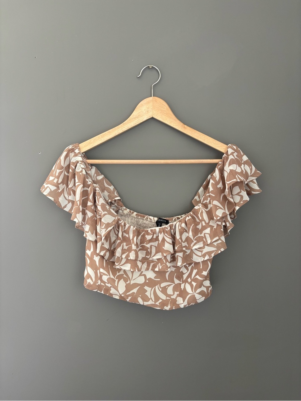 Dynamite Ruffled Off-Shoulder Crop Top in Taupe Floral | Size Small